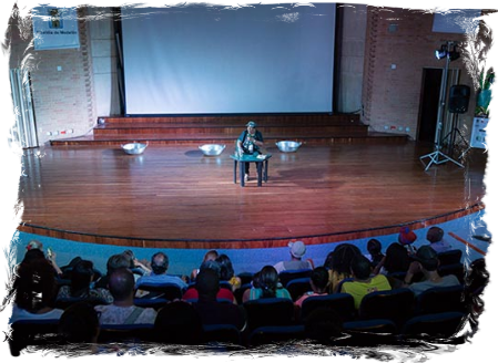 Lucrecia Panchano auditorio Lucrecia Panchano habla en un auditorio