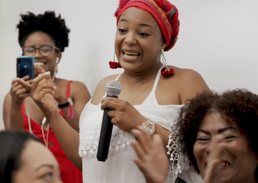 Beneficiaria Mujeres Narran su Territorio habla por microfono